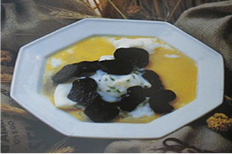 Tranches de truffes noires à la coque-au-sel et œufs pochés