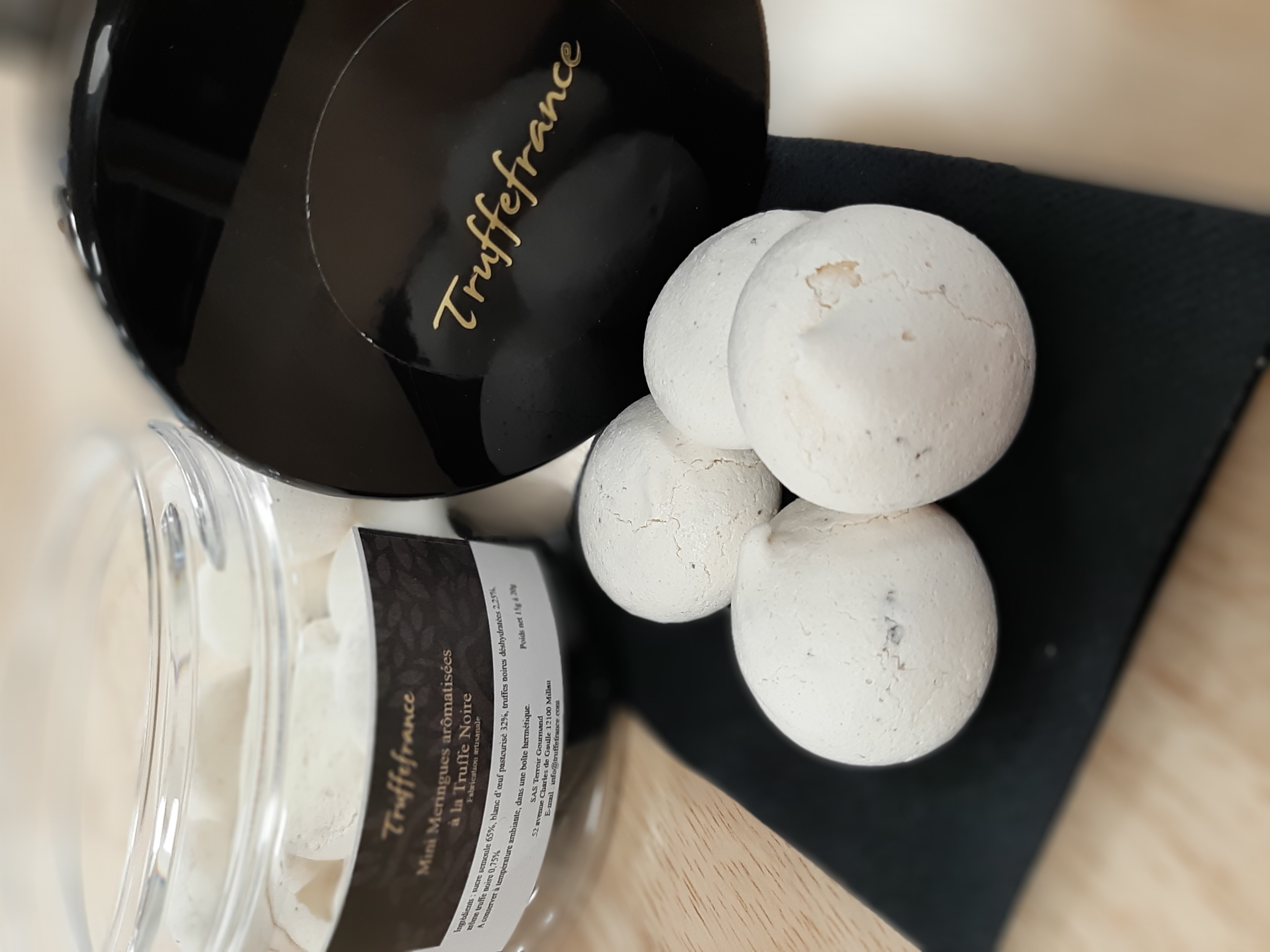 15 Mini meringues aromatisées à la truffe noire